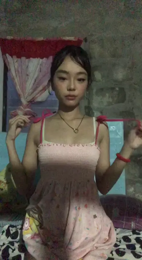 Jovencita Asiatica Grabandose Mientras se Desnuda Frente a la Camara