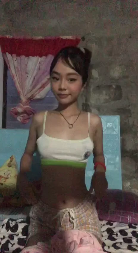 Jovencita Asiatica Mostrando Todo