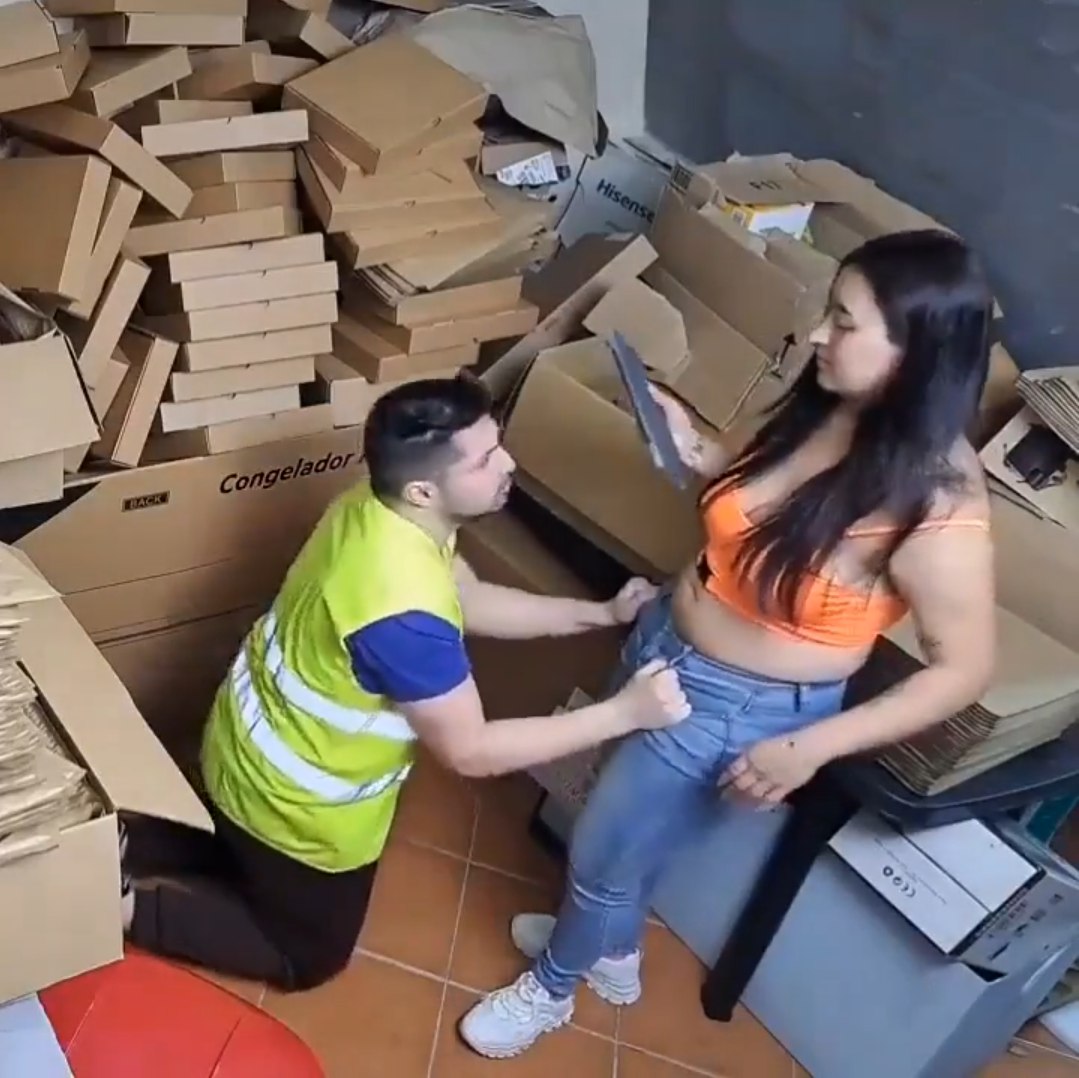 Le Ruega Sexo a su Compañera de Trabajo
