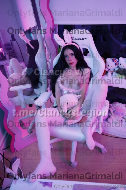 Mariana Grimaldi Sentada en una Silla Gamer con las Tetas de Fuera