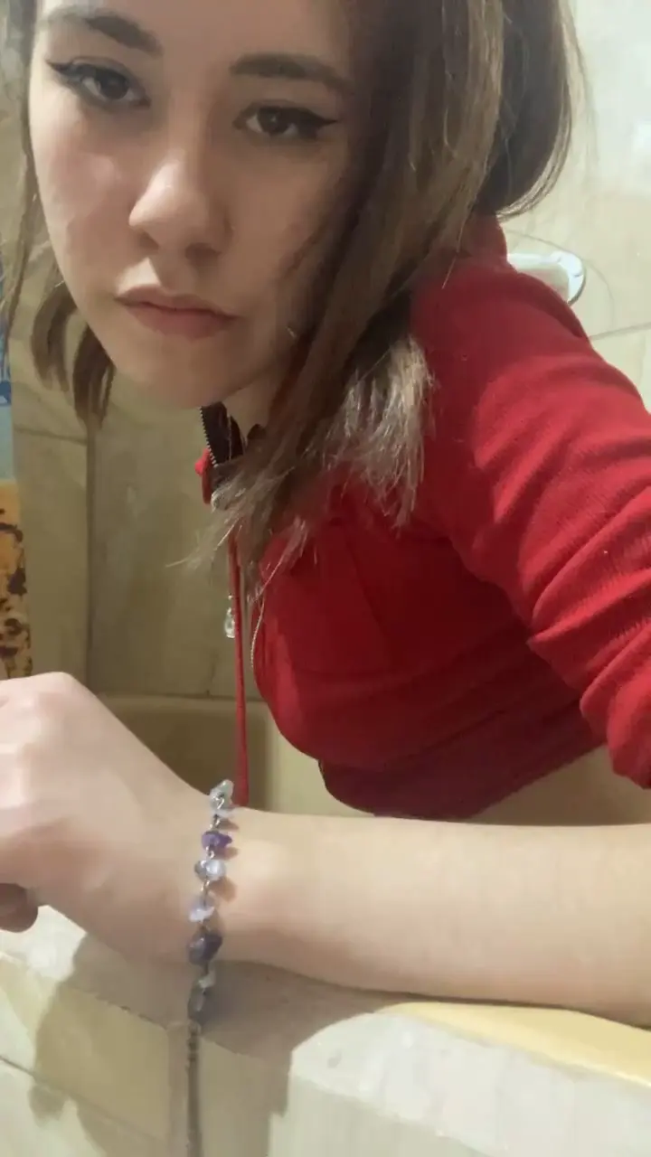 Nalgoncita Metiendose un Dildo