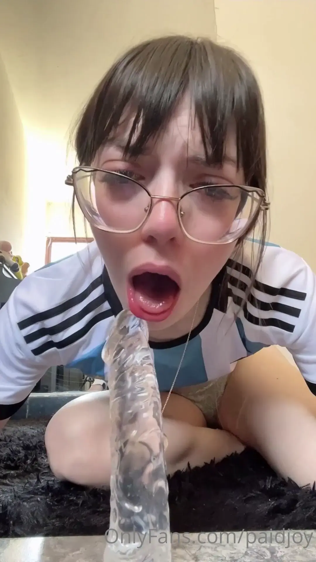 Paidjoy Mamando un Dildo